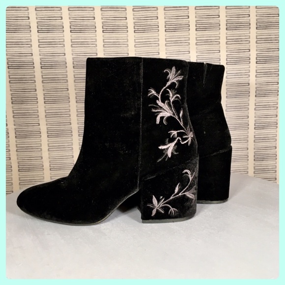Kenneth Cole Shoes - 💜 Kenneth Cole Velvet Embroidery Boots